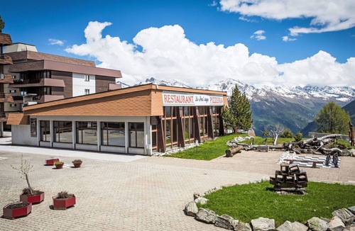 Sion Apartment | Nice apartment for 4 people with pool, WIFI, TV, balcony, pets allowed and panoramic view