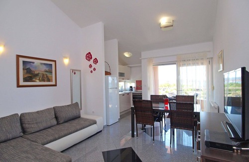 Bibinje Apartment | Nice apartment for 4 people with A/C, WIFI, pool, TV and terrace