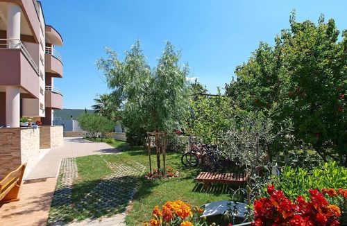 Bibinje Apartment | Nice apartment for 4 people with A/C, WIFI, pool, TV and terrace
