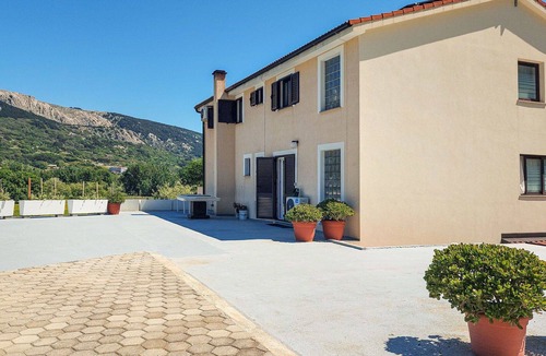 Batomalj Apartment | Nice apartment for 4 people with WIFI, A/C, TV, patio and pets allowed