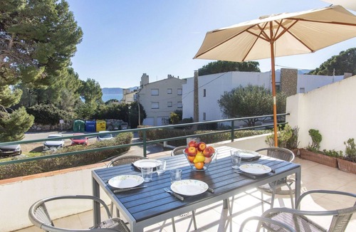 Llanca Apartment | Nice apartment for 5 guests with WIFI, TV, terrace and pets allowed