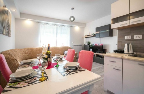 Sarsoni Apartment | Nice apartment for 5 people with private pool, WIFI, A/C, TV, patio, pets allowed and parking
