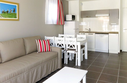 Chinon Apartment | Nice apartment for 6 people with pool, WIFI, TV, terrace, pets allowed and parking