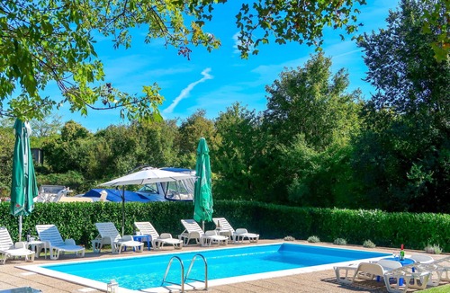 Sveti Vid Dobrinjski Apartment | Nice apartment for 4 people with A/C, pool, WIFI, TV, patio and pets allowed