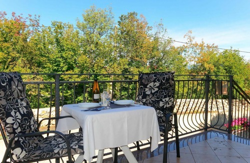 Sveti Vid Dobrinjski Apartment | Nice apartment for 4 people with A/C, pool, WIFI, TV, patio and pets allowed