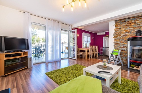 Gornji Karin Apartment | Nice apartment in Karin Gornji with swimming pool