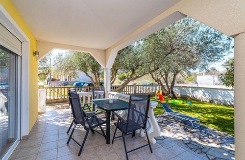 Gornji Karin Apartment | Nice apartment in Karin Gornji with swimming pool