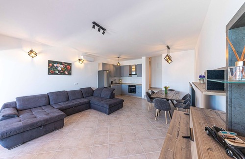Marina Apartment | Nice apartment in Marina with WiFi