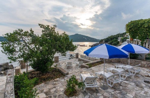 Molunat Apartment | Nice apartment in Molunat with swimming pool