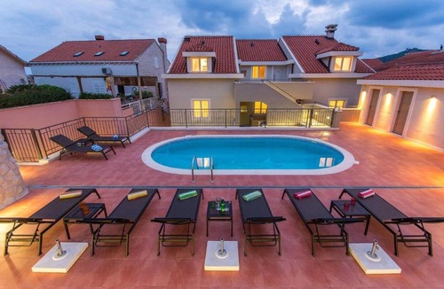 Molunat Apartment | Nice apartment in Molunat with swimming pool