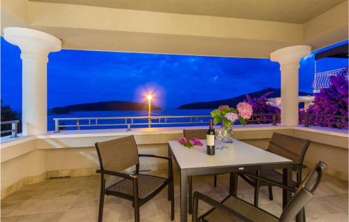 Molunat Apartment | Nice Apartment In Molunat With Swimming Pool