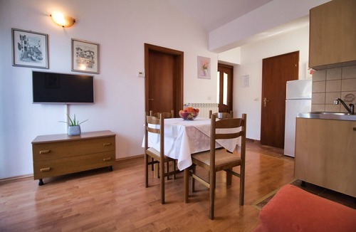Rovinj Apartment | Nice apartment in Rovinj-Borik for 2-4 people 200 m from the beach