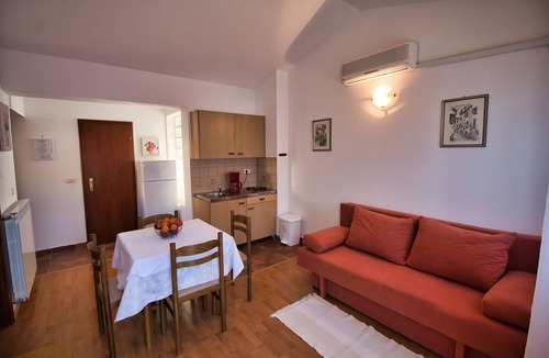 Rovinj Apartment | Nice apartment in Rovinj-Borik for 2-4 people 200 m from the beach