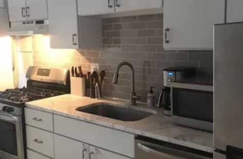 Country Club Plaza Area Apartment | Nice apartment in South Plaza neighborhood. Available.