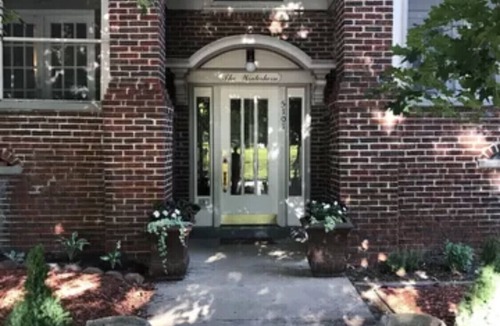 Country Club Plaza Area Apartment | Nice apartment in South Plaza neighborhood. Available.