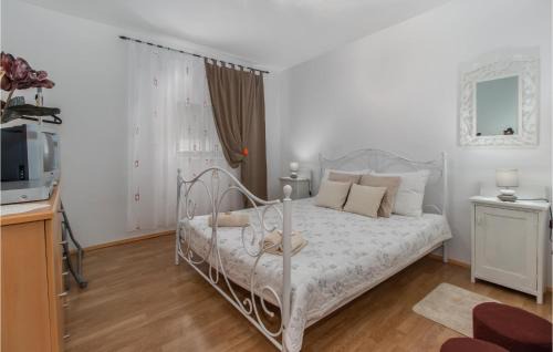 Smrika Apartment | Nice Apartment In Smrika With Kitchen