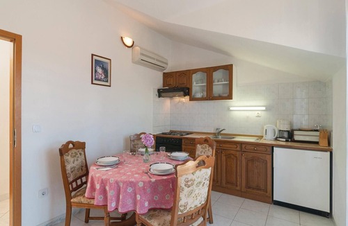 Supetar Apartment | Nice apartment in Supetar with house sea view