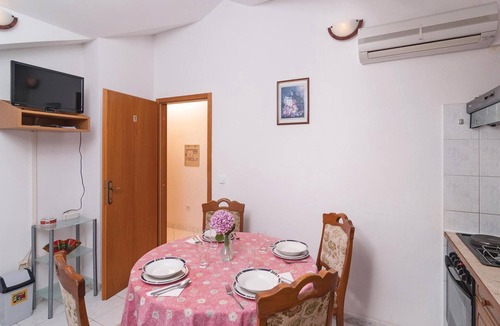 Supetar Apartment | Nice apartment in Supetar with house sea view