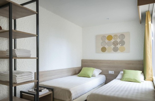 Les Barils House | Nice apartment in villa for 4 guests with pool, hot tub, WIFI, TV, terrace and parking