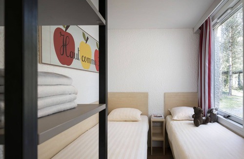 Pullay House | Nice apartment in villa for 8 guests with pool, WIFI, hot tub, TV, terrace and parking