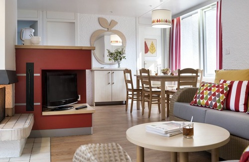 Pullay House | Nice apartment in villa for 8 guests with pool, WIFI, hot tub, TV, terrace and parking
