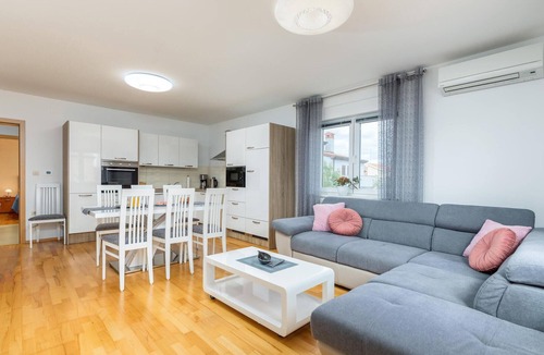Valbandon Apartment | Nice apartment in Valbandon with swimming pool
