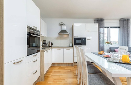 Valbandon Apartment | Nice apartment in Valbandon with swimming pool