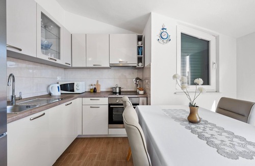 Primosten Apartment | Nice apartment in Vezac with WiFi