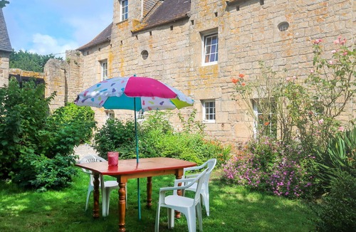 Pont-l'Abbe Villa | Nice apartment in villa for 6 guests with pets allowed