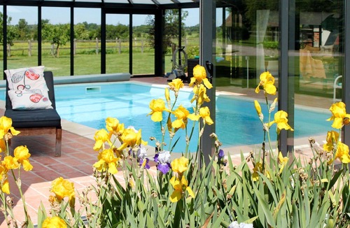 Corbon House | Nice apartment in villa for 3 guests with WIFI, pool, TV, patio and pets allowed