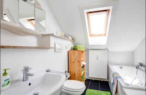 Poecking Apartment | Nice apartment with extra kitchen, bathroom, whirlpool, shower and bathtub.