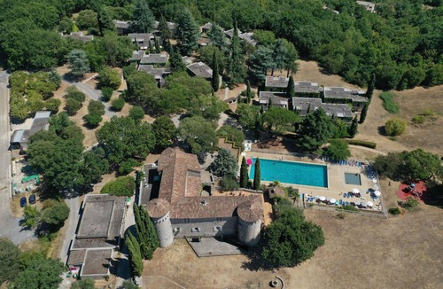 Casteljau Apartment | Nice apartment with pool, internet, TV, balcony, pets allowed, panoramic view and parking
