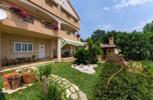 Posedarje Apartment | Nice apartment with sea view, garden and terrace, free Wi-Fi
