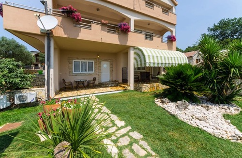 Posedarje Apartment | Nice apartment with sea view, garden and terrace, free Wi-Fi