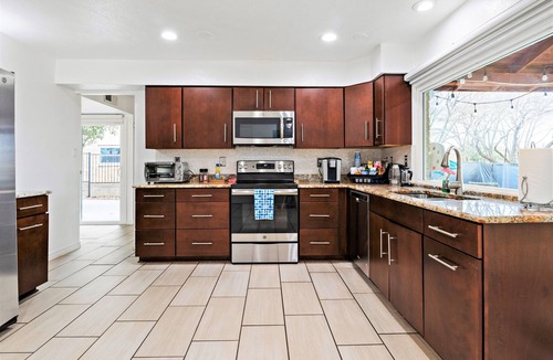Plano House | Nice Backyard, Family Friendly, King Bed, Foosball, Games, Cornhole, Grill