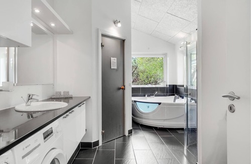 Hoensinge House | Nice big vacation home to be active.