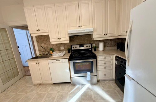 Cote-Des-Neiges—Notre-Dame-De-Grace Apartment | Nice Click to Stay