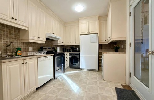 Cote-Des-Neiges—Notre-Dame-De-Grace Apartment | Nice Click to Stay