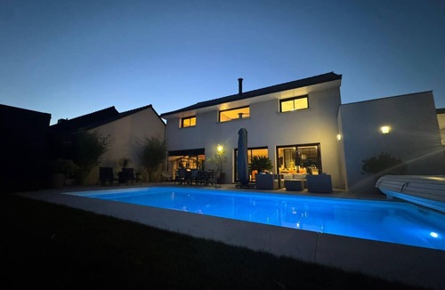 Janze Villa | Nice Contemporary House With Heated Pool and Jacuzzi
