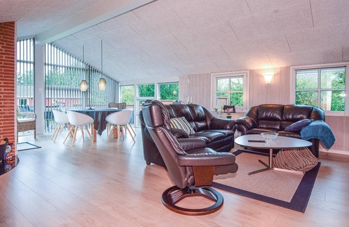 Henne House | Nice cottage with carport on undisturbed lawned property.