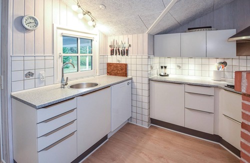Henne House | Nice cottage with carport on undisturbed lawned property.