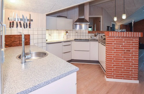 Henne House | Nice cottage with carport on undisturbed lawned property.