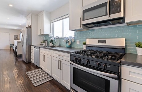 Oakland House | Nice cozy home. free parking on site