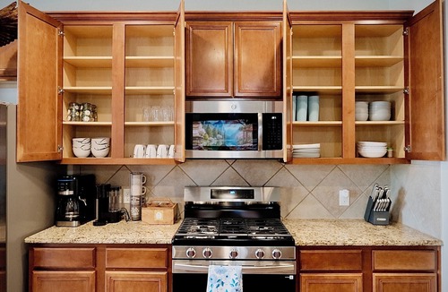 Wetmore House | Nice & Cozy home- Minutes from Six Flags, La cantera Mall, Sea World, Golf Clubs