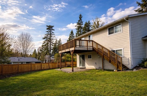 Bothell House | Nice Cozy Quiet House -2TVS, back Yard