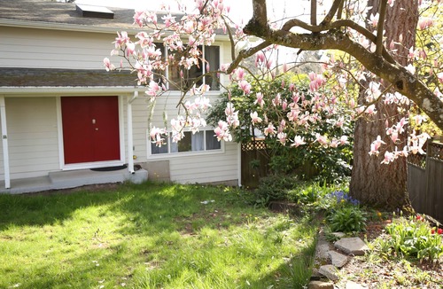 Bothell House | Nice Cozy Quiet House -2TVS, back Yard
