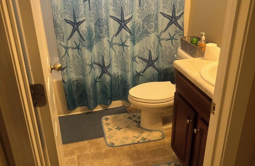 Hiram House | Nice Cozy Room