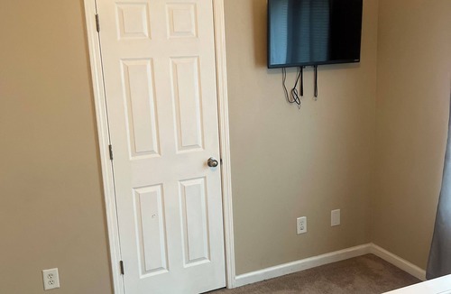 Hiram House | Nice Cozy Room