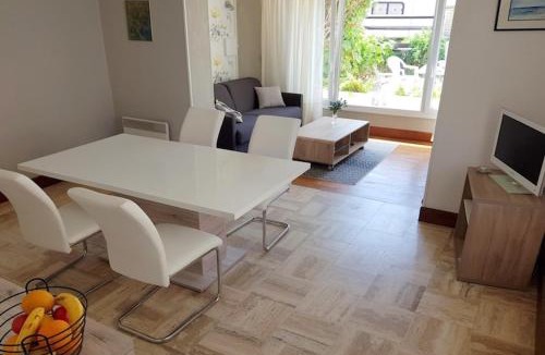 Arromanches-les-Bains Apartment | Nice holiday apartment 20 m from the beach, Arromanches-les-Bains