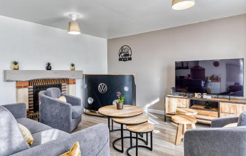 Saint-Samson-de-la-Roque House | Nice Home In Saint-Samson-De-La-Roq